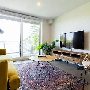 Apartment Huge & Swanky By Atwater Market By Den Stays